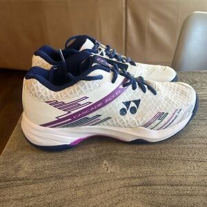 Yonex cascade accel White and Purple Athletic Shoes size 7 m 8.5 women’s